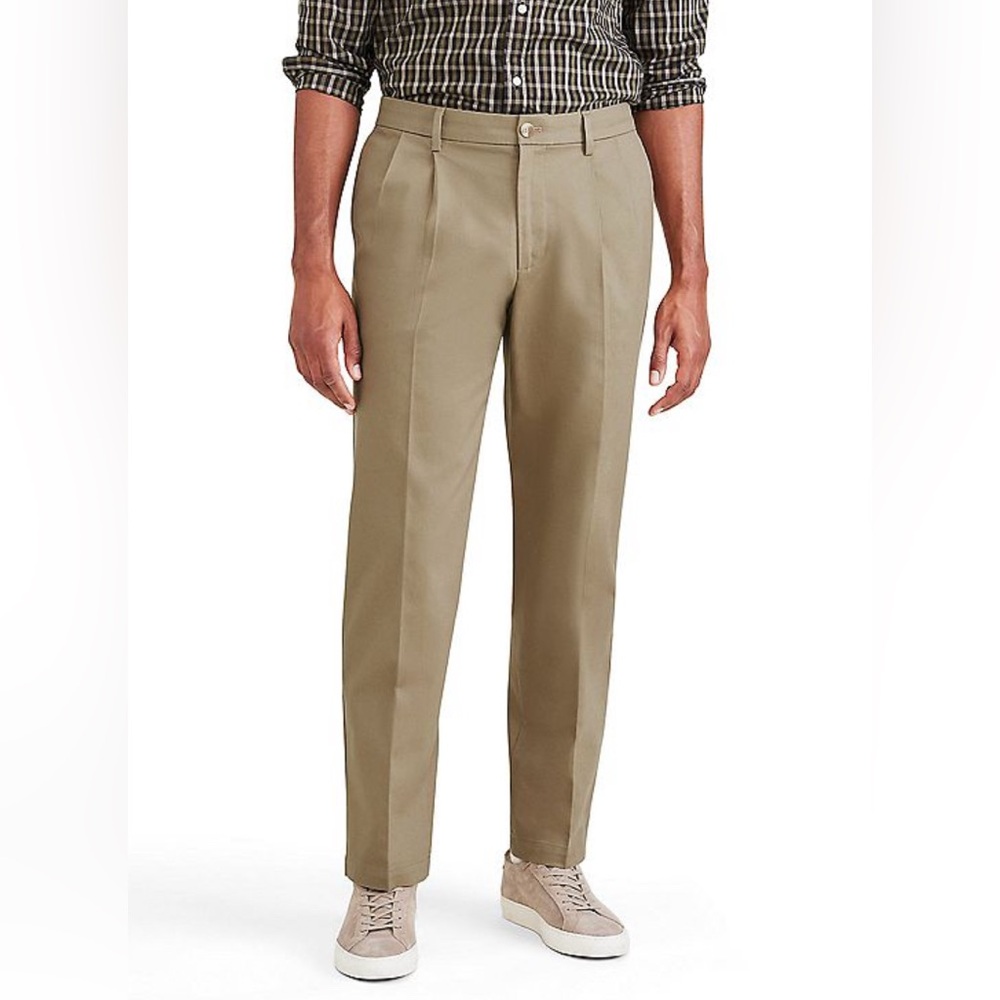 Dockers Men's Pleated Khaki Classic Fit Chinos 33x30